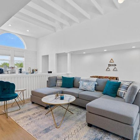 Stylish Phoenix Townhome - Foosball Table, Laundry, Parking! ภายนอก รูปภาพ